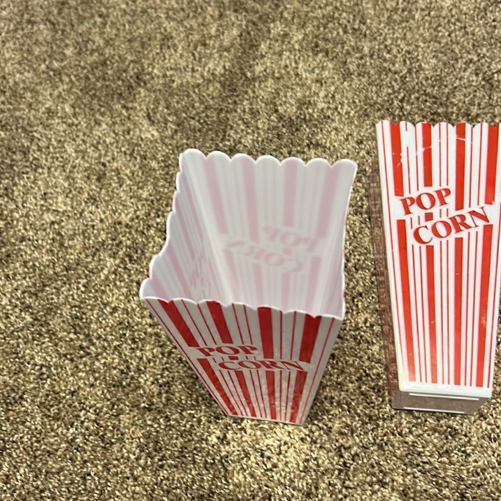 4 Hard Plastic Popcorn Containers - Picture 3 of 3